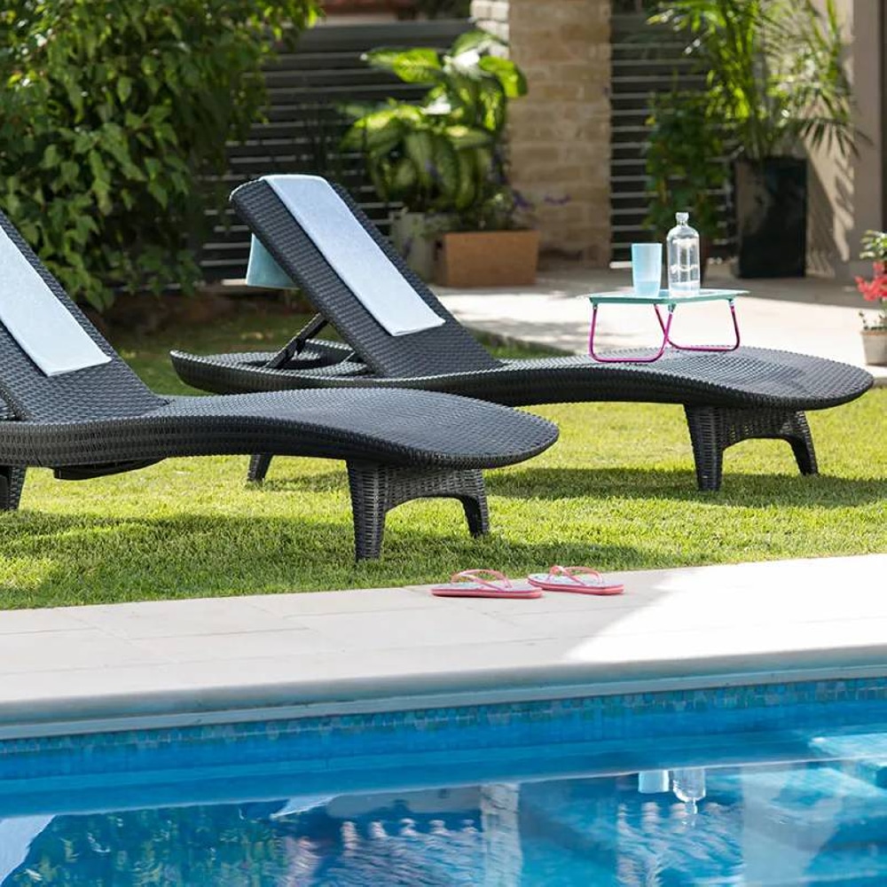 Комплект пластиковых шезлонгов Keter Pacific Set 2шт. + столик Графит